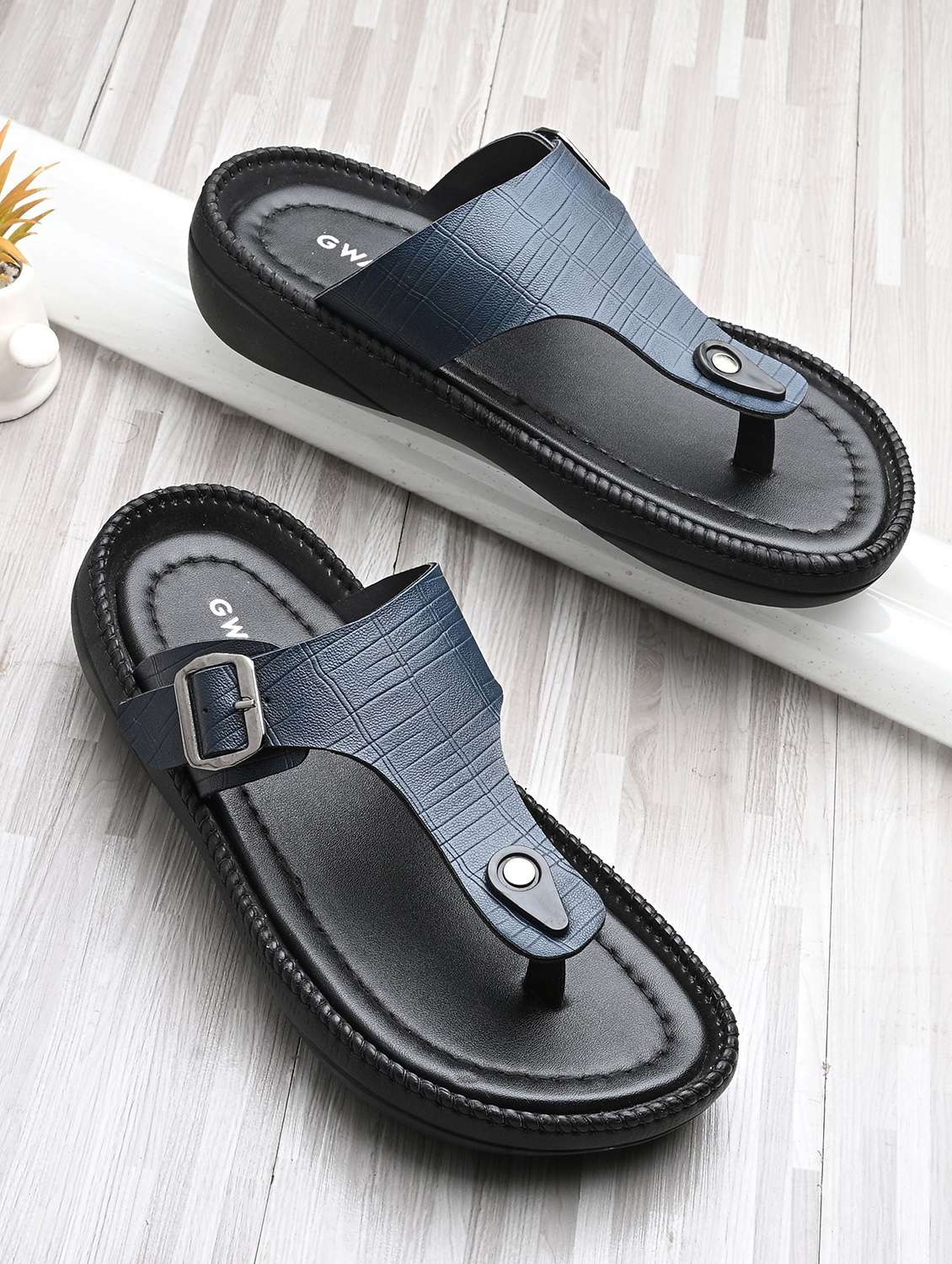 men textured toe seperator sandal