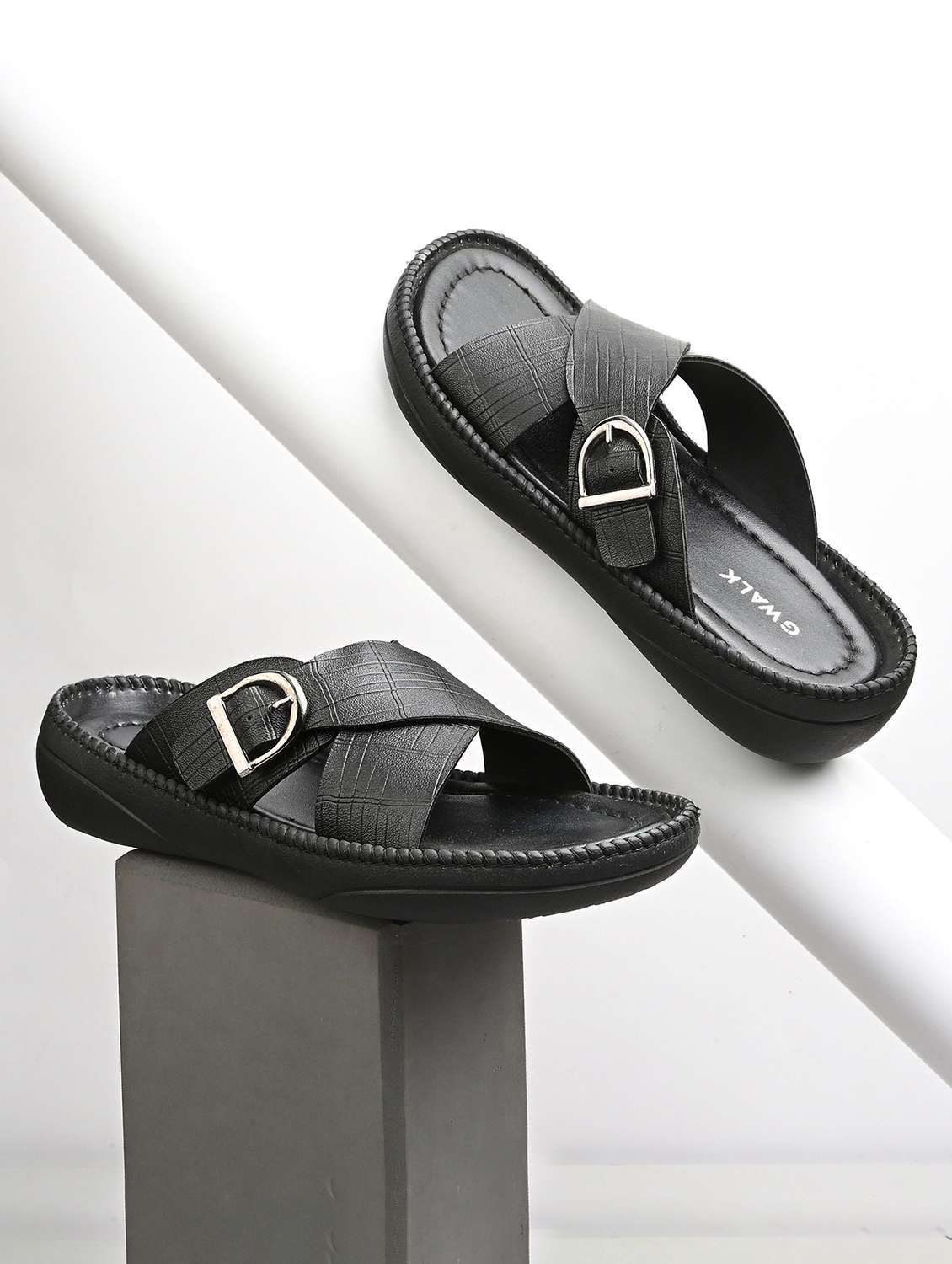 men textured slip on sandal