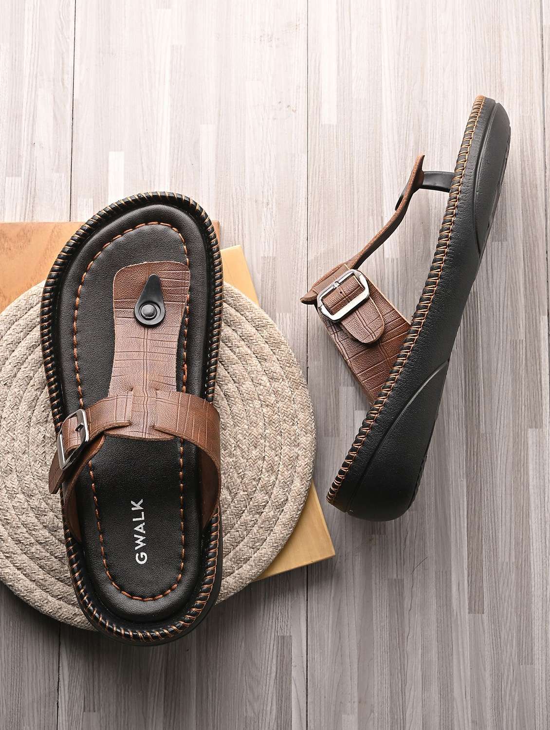 men textured toe seperator sandal