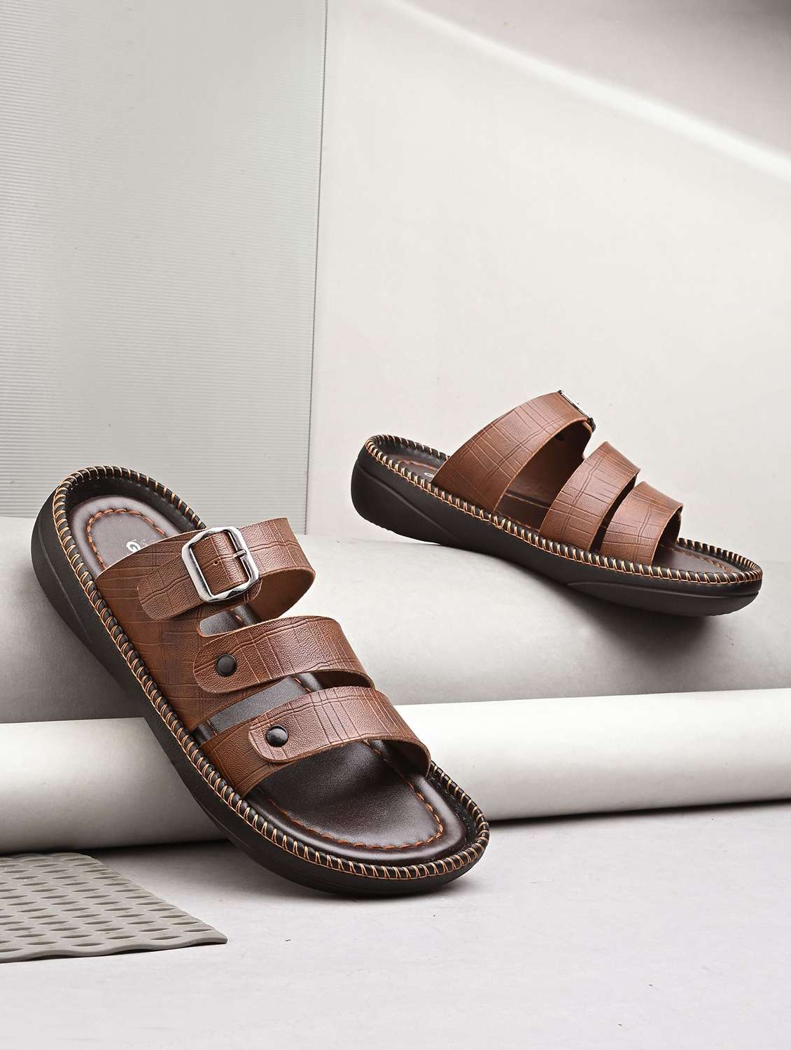 men textured slip on sandal
