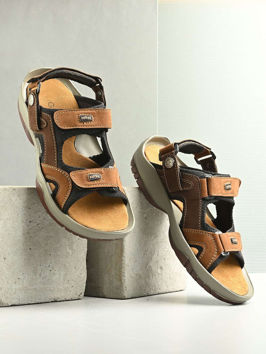 men solid back strap floater