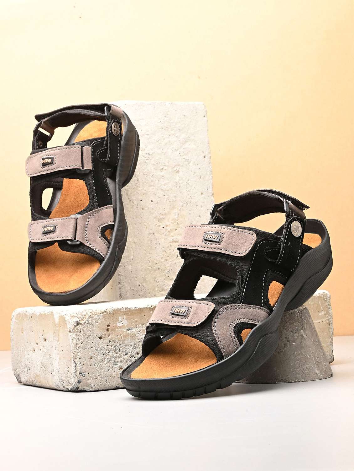 men solid back strap floater