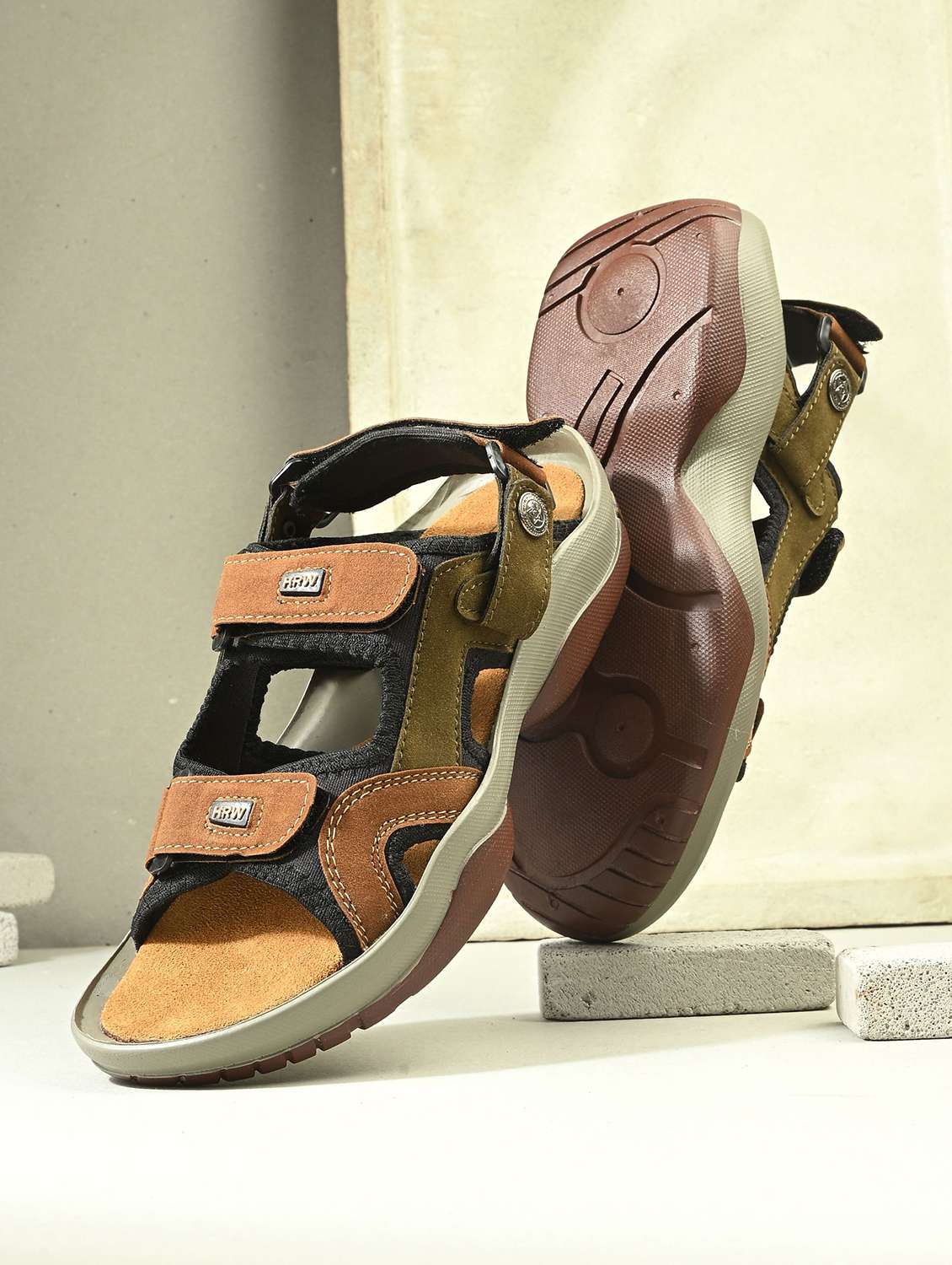 men solid back strap floater