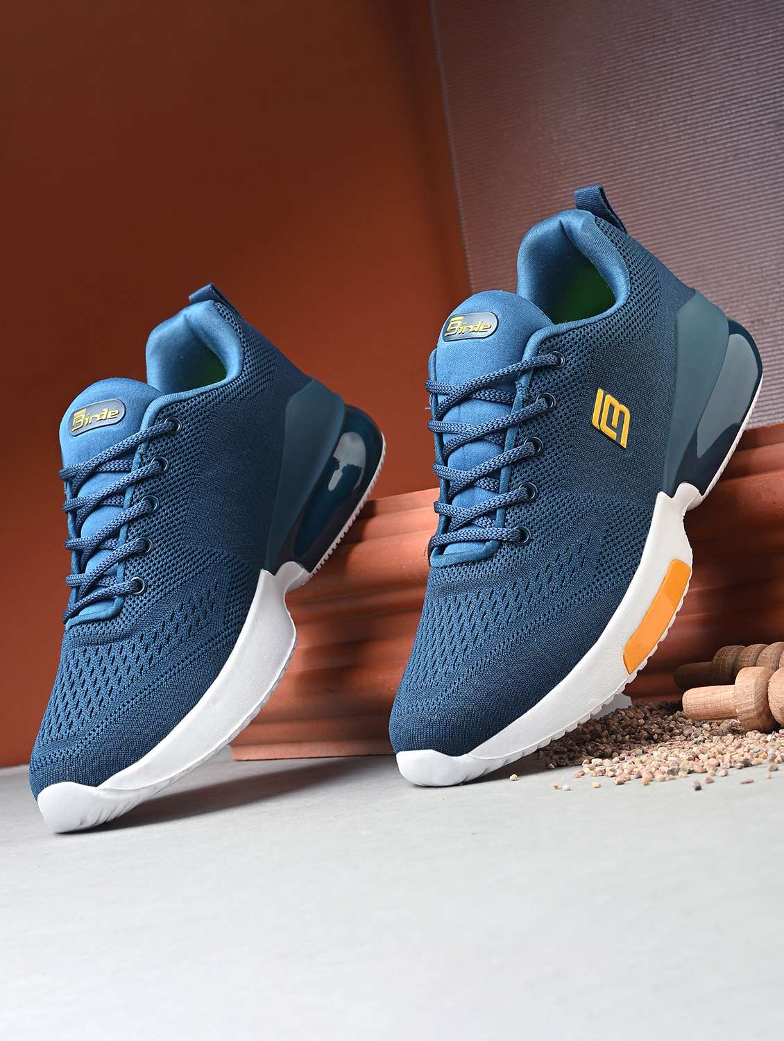 men solid lace up sport shoe