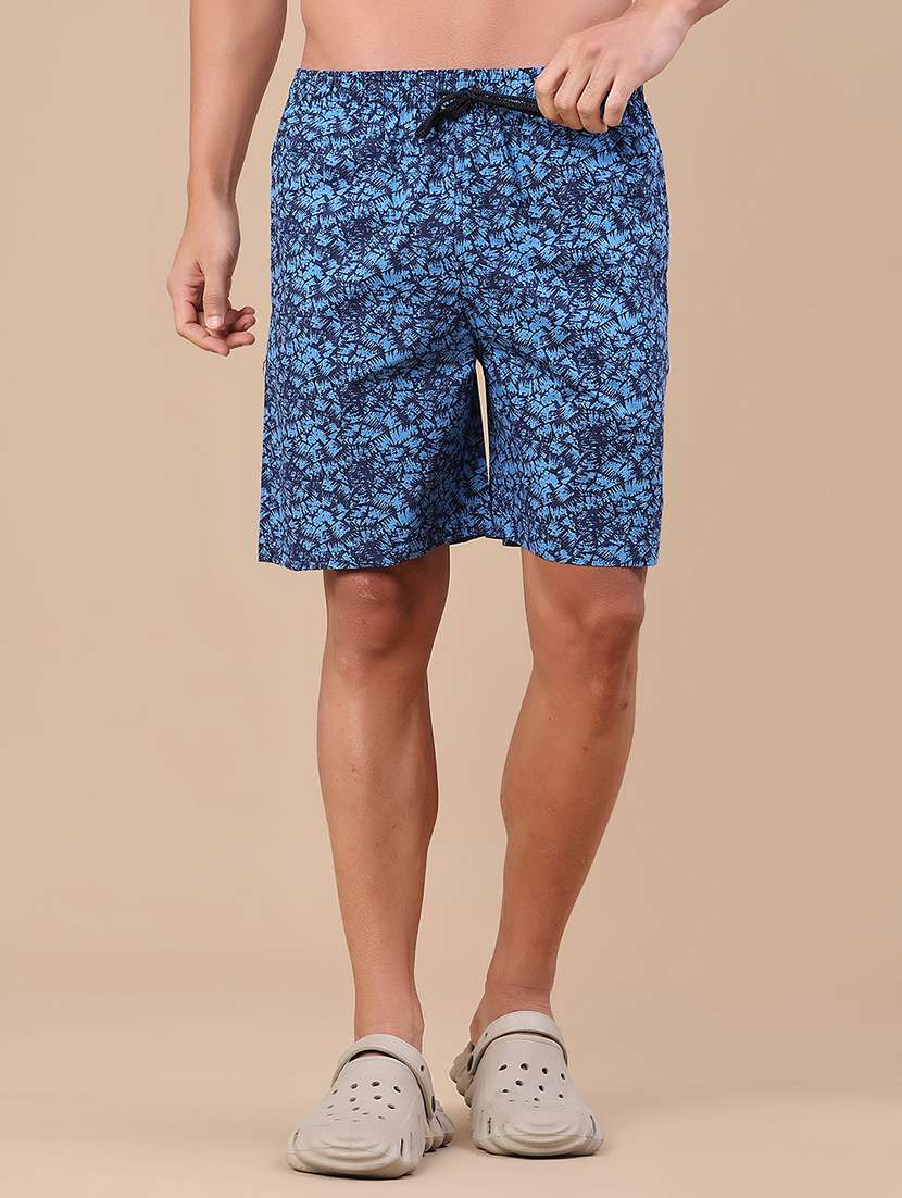 men printed mid rise regular fit shorts