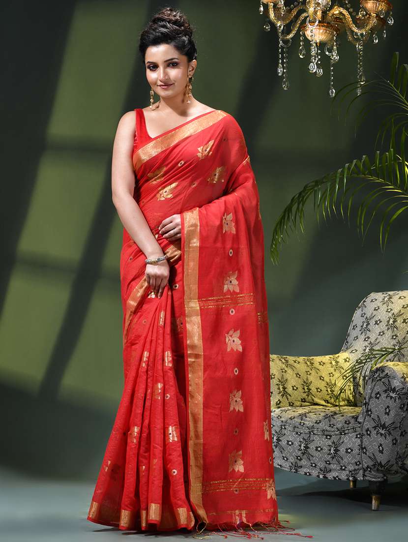 women self design handloom saree with blouse