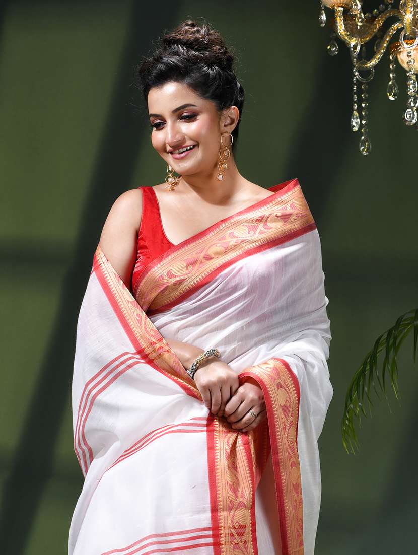 women solid with bordered saree - 22376182 -  Standard Image - 3
