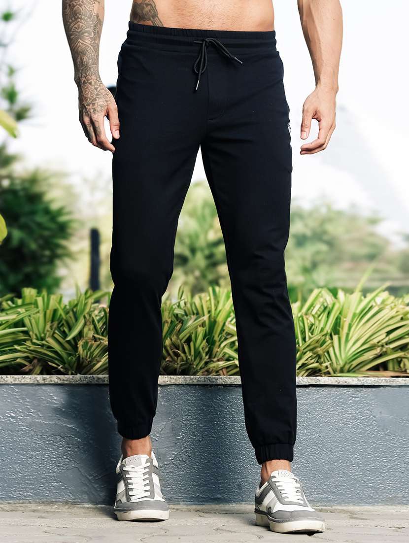 men solid mid rise track pant
