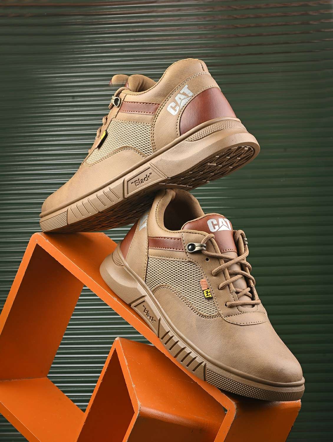 men solid lace up sneaker