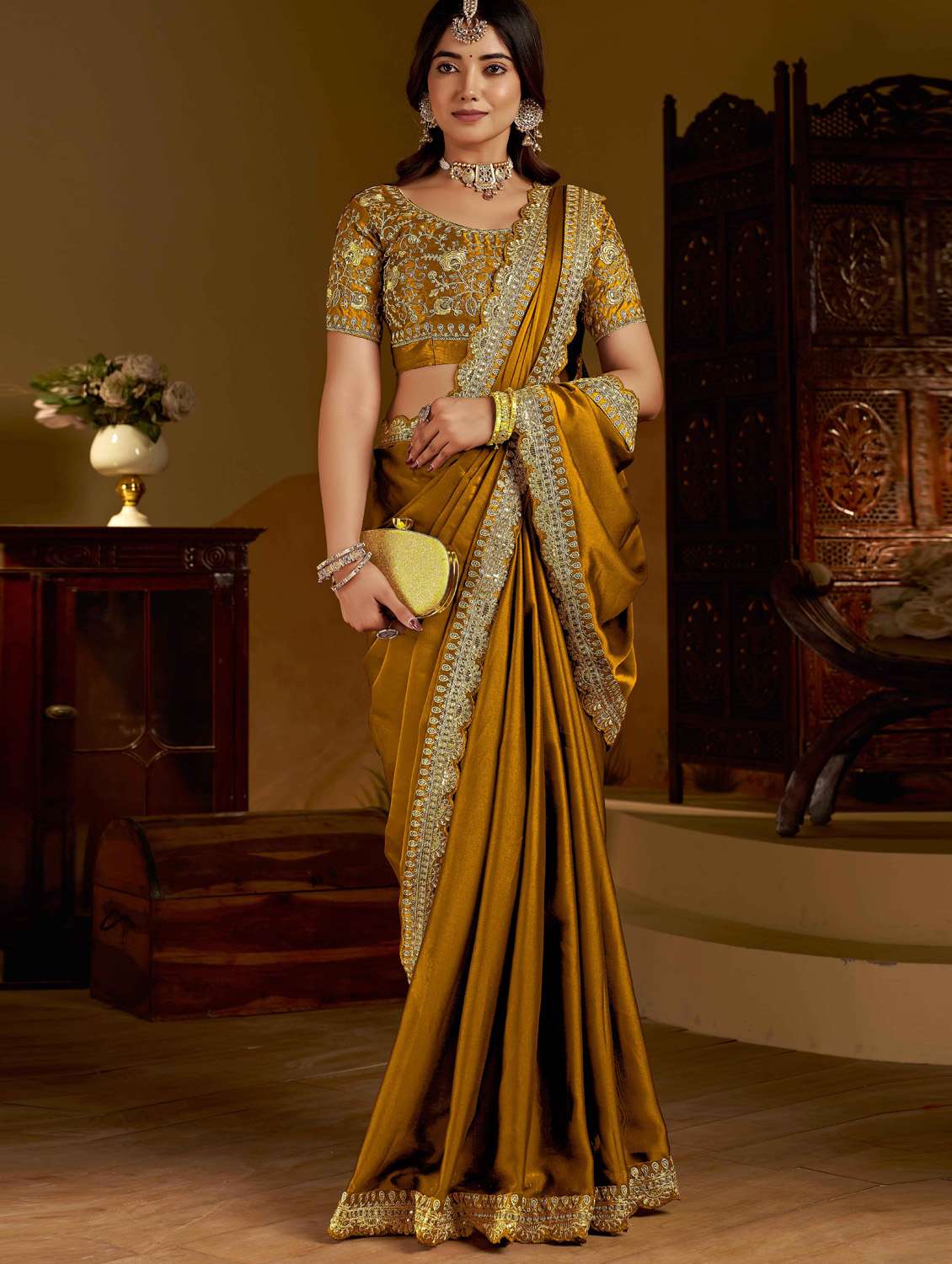 women solid with bordered saree with blouse