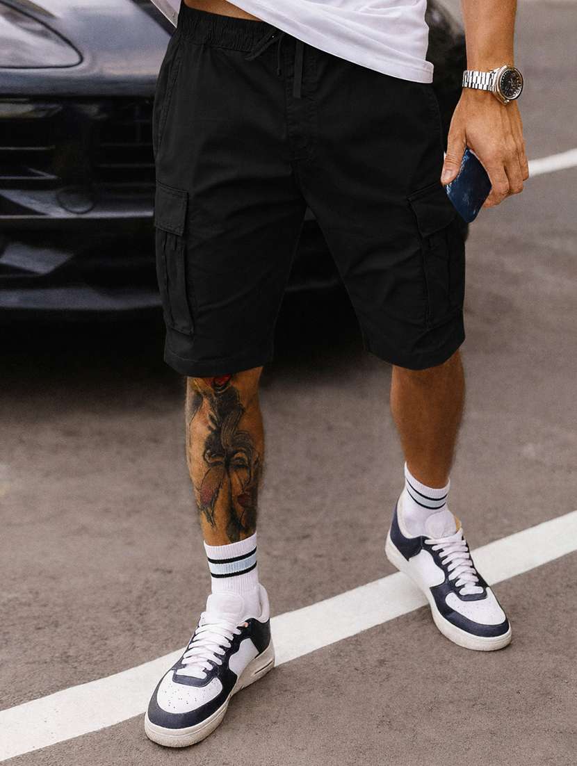men solid mid rise regular fit cargo shorts