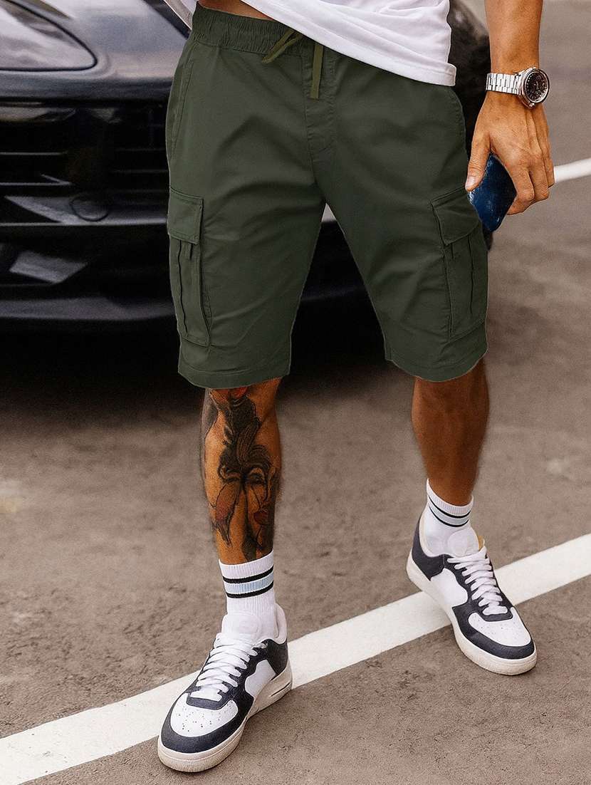 men solid mid rise regular fit cargo shorts