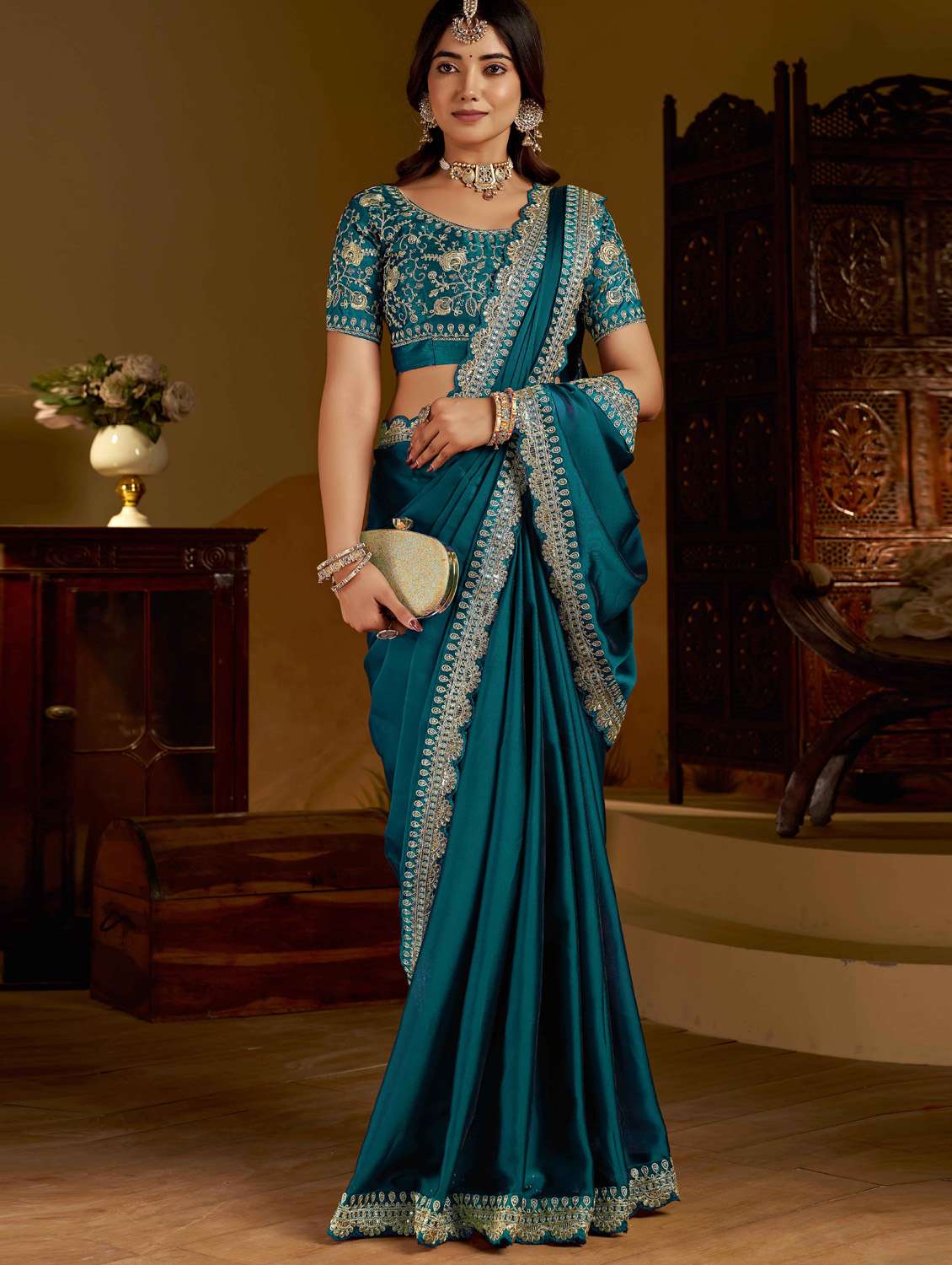 women solid with bordered saree with blouse