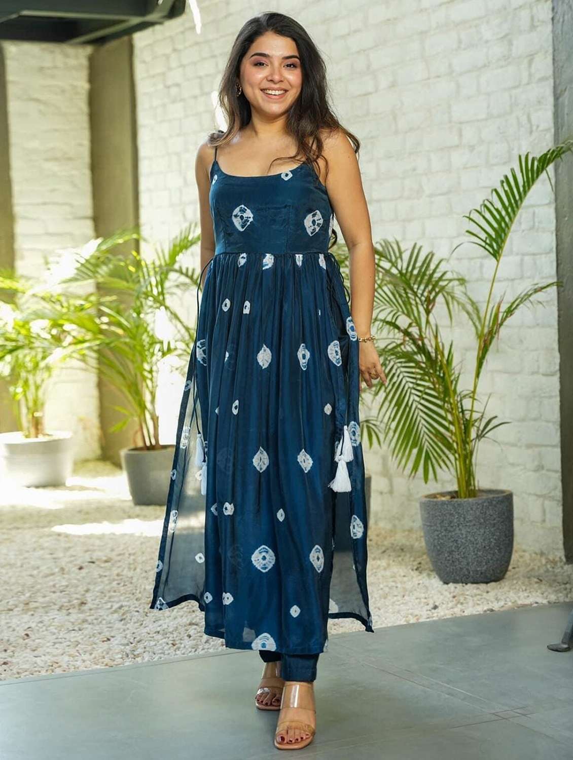 women tie & dye shoulder strap kurta pant set