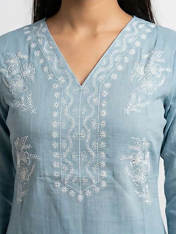 Women Embroidered Three Quarter Sleeves Straight Kurta - 22379689 -  Standard Image - 3