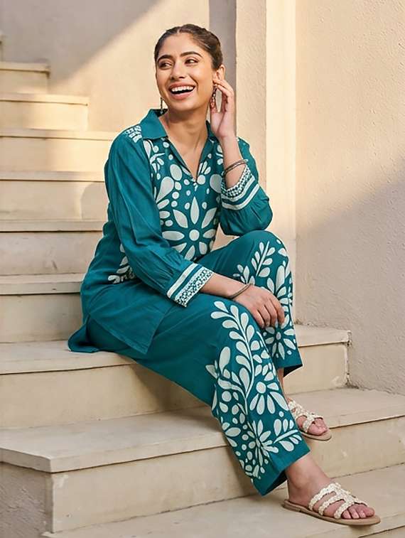 women printed three quarter sleeves kurta and pant set