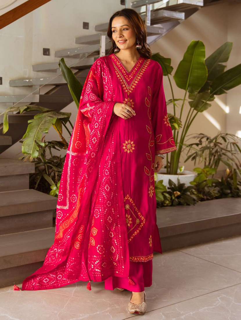 women embroidered kurta and pant with dupatta set