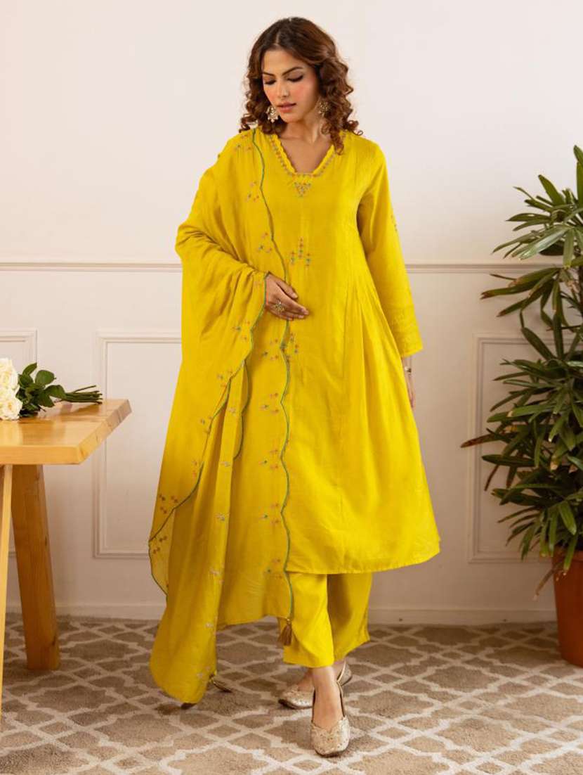 women embroidered kurta and pant with dupatta set