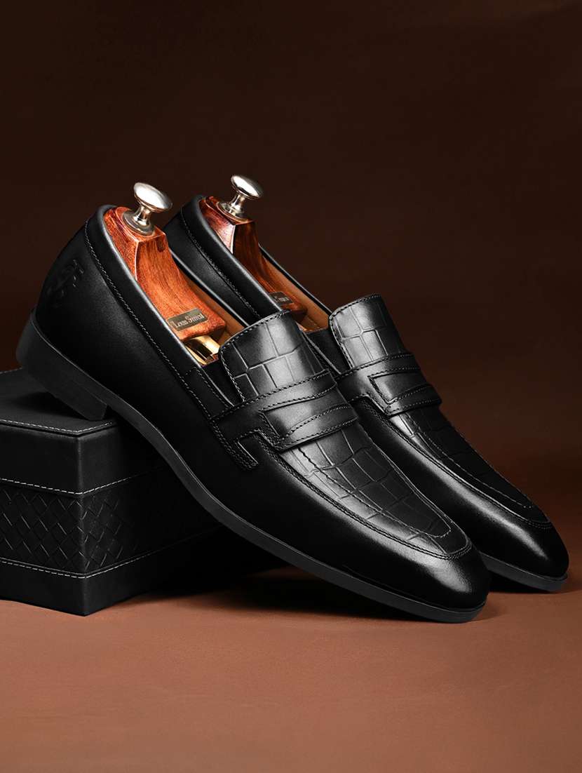 men textured slip on formal shoes