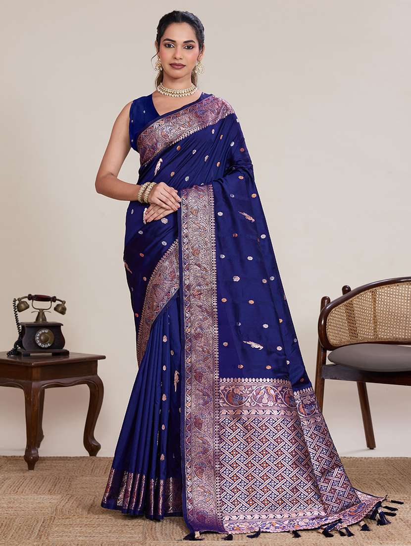 women self design bordered saree with blouse