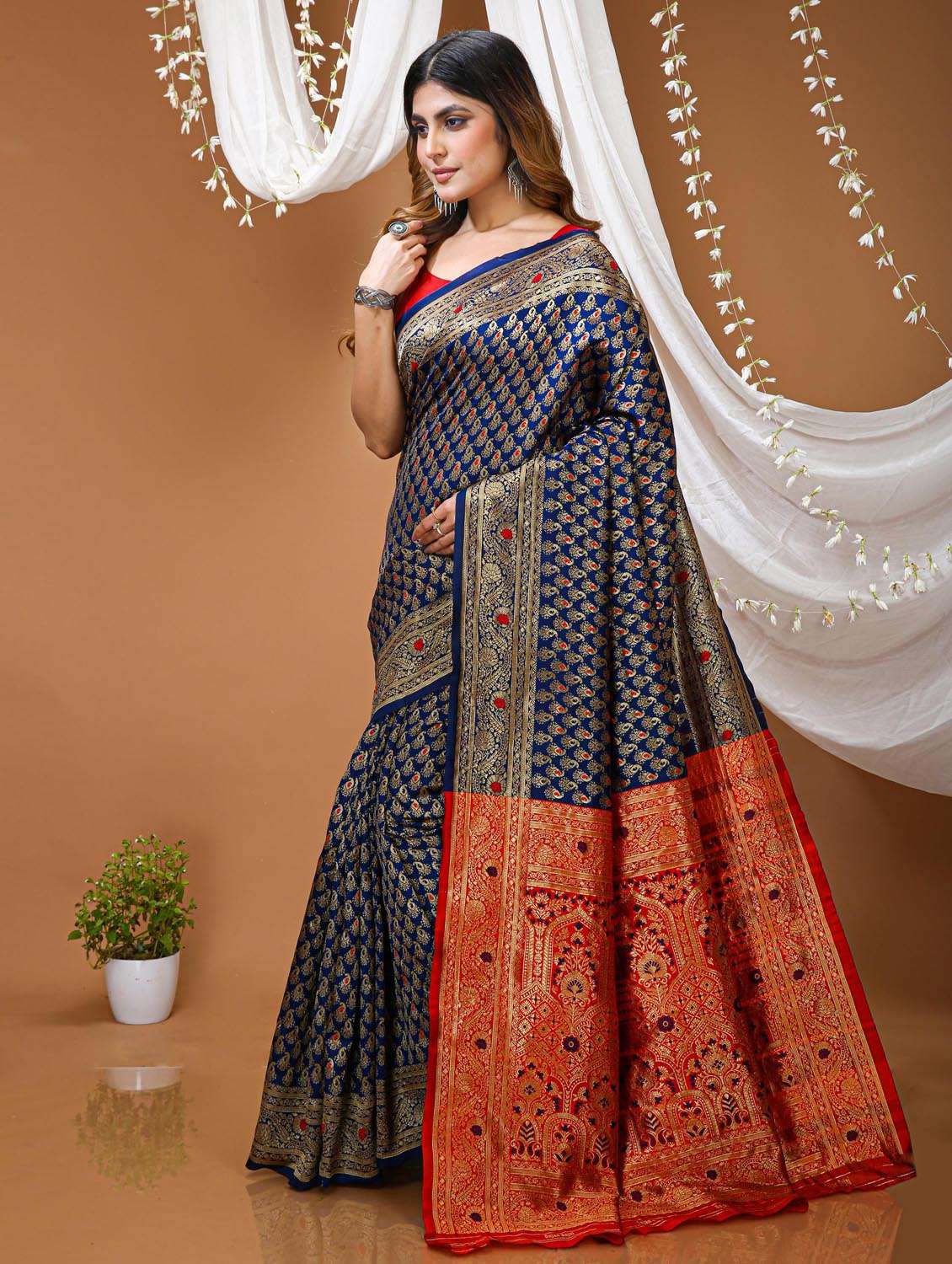 women self design banarasi saree with blouse - 22380804 -  Standard Image - 3