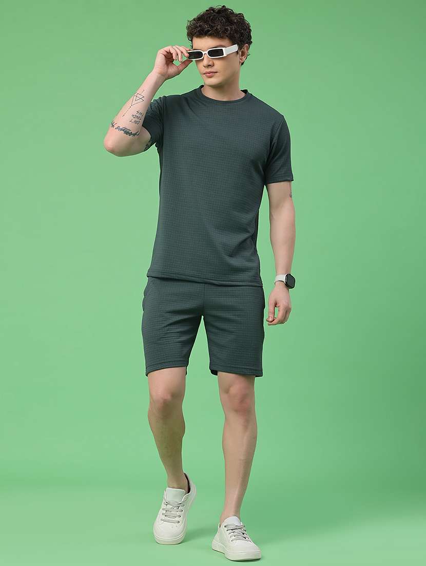 men textured short sleeve shorts & t-shirt co-ord set