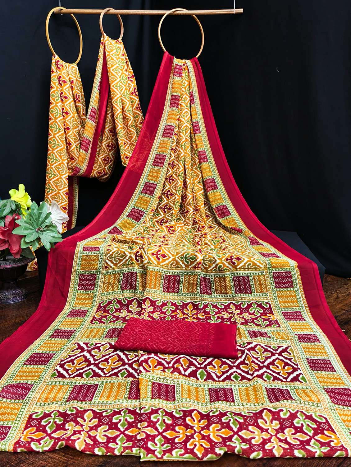 women printed casual wear saree with blouse - 22384373 -  Standard Image - 3