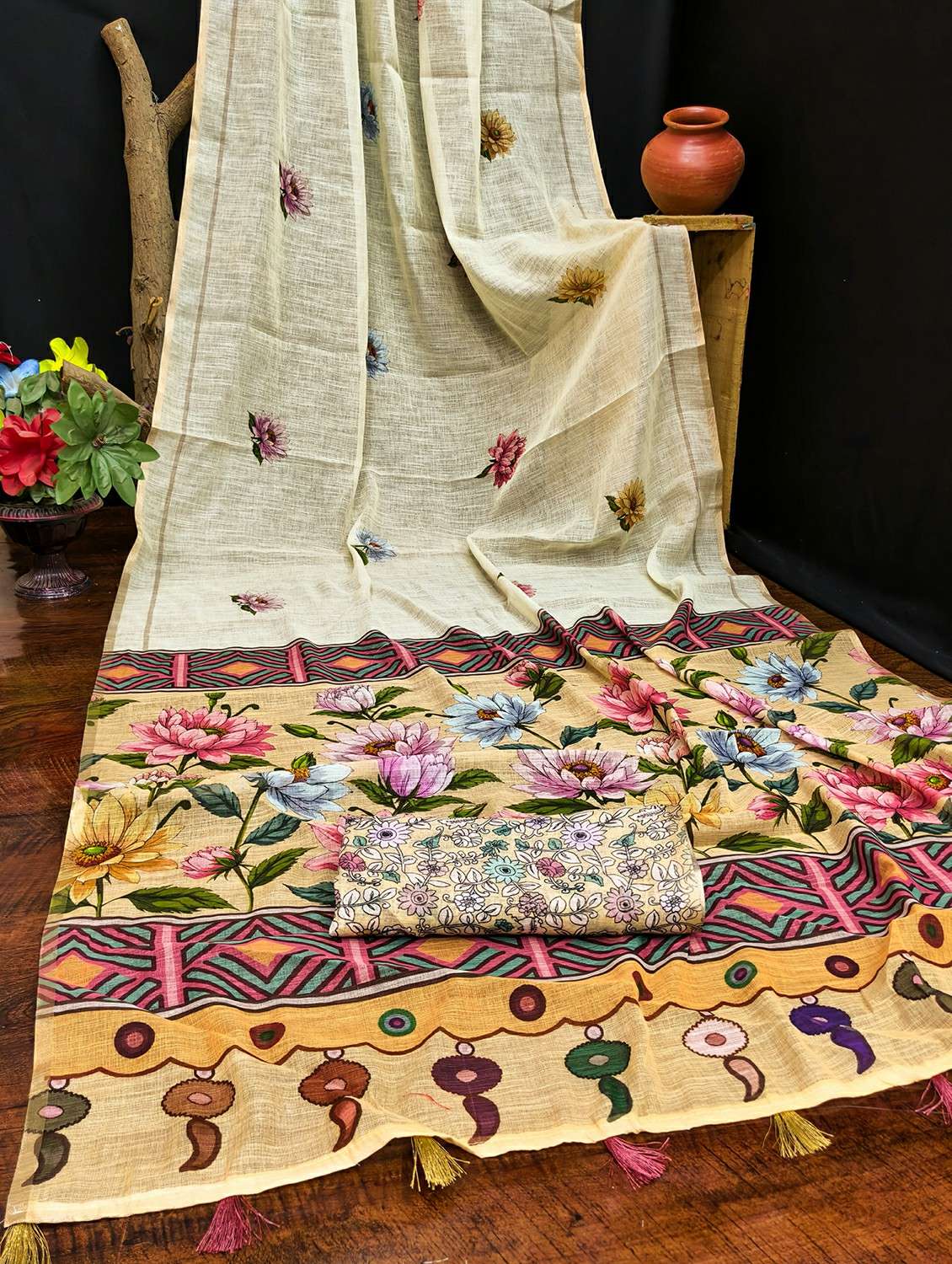 women printed casual wear saree with blouse - 22384515 -  Standard Image - 3