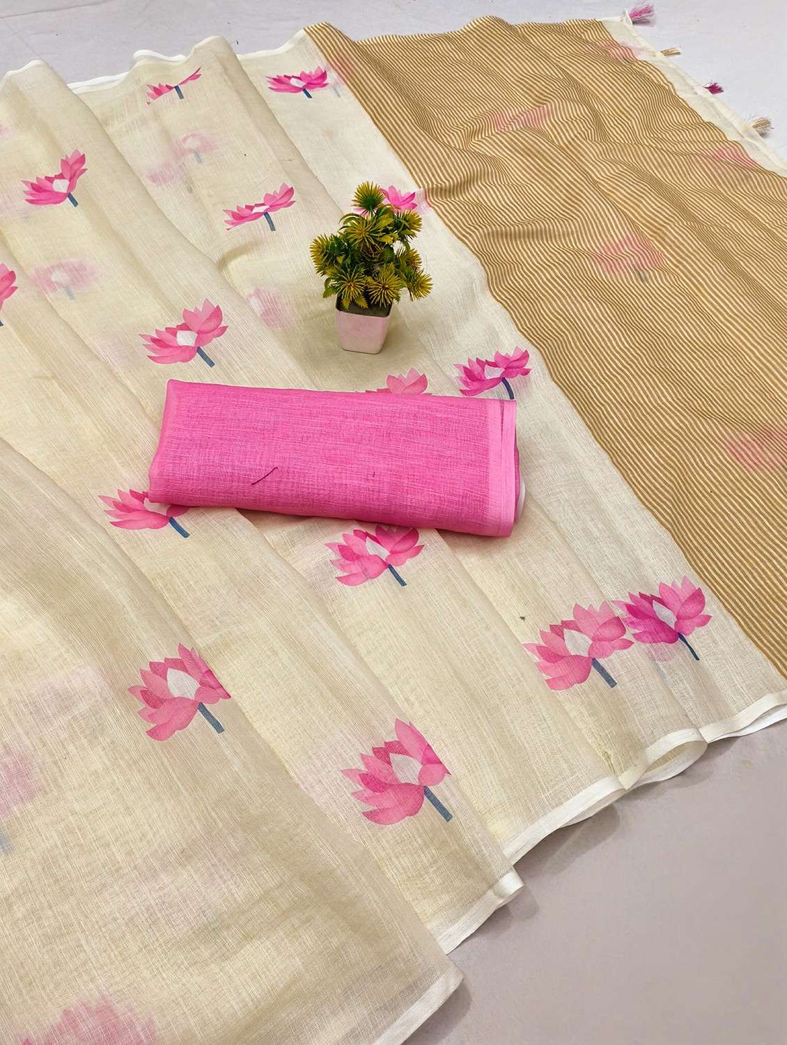 women printed casual wear saree with blouse - 22384526 -  Standard Image - 3