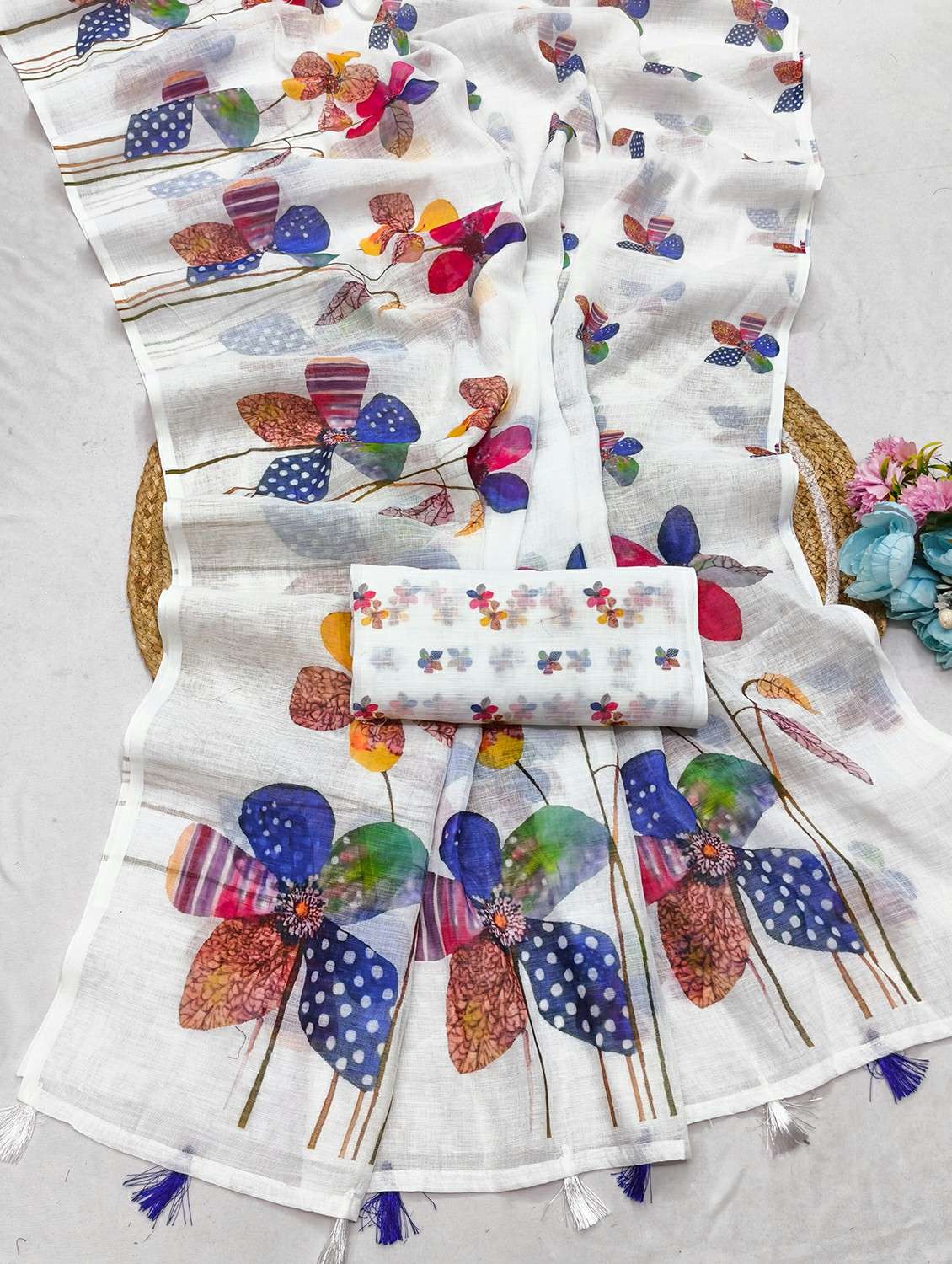 women printed casual wear saree with blouse - 22384529 -  Standard Image - 3