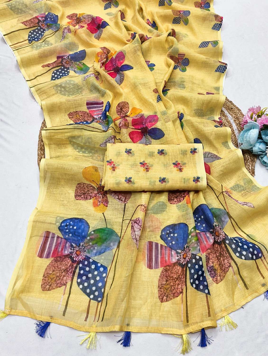 women printed casual wear saree with blouse - 22384530 -  Standard Image - 3