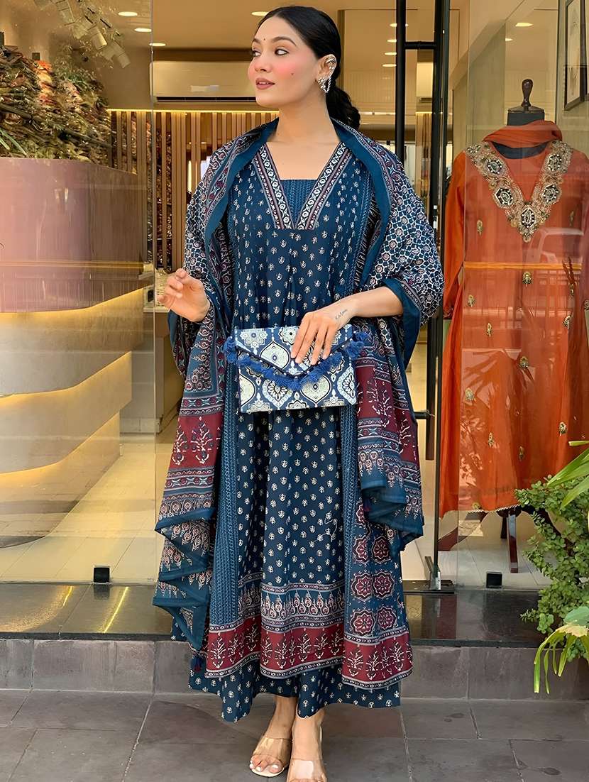 women printed three quarter sleeve kurta palazzo with dupatta set