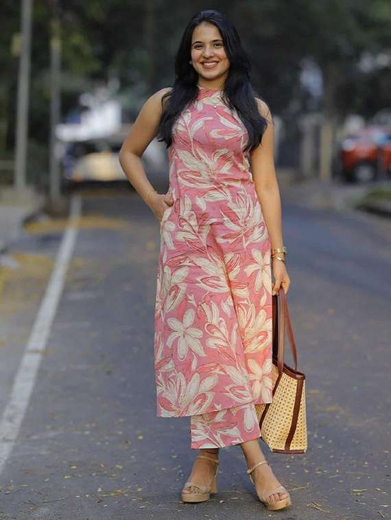women printed sleeveless kurta pant set