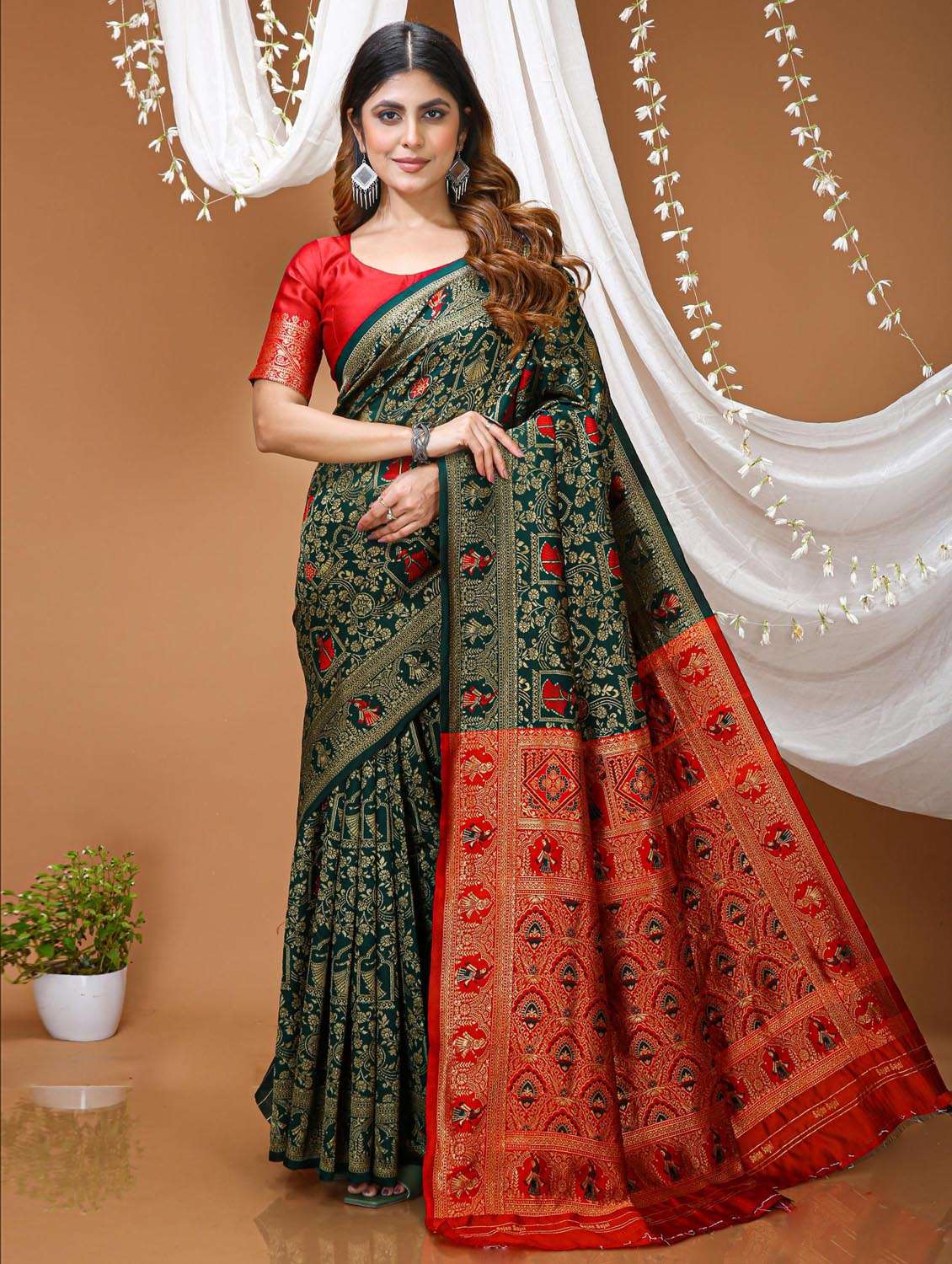 women self design banarasi saree with blouse