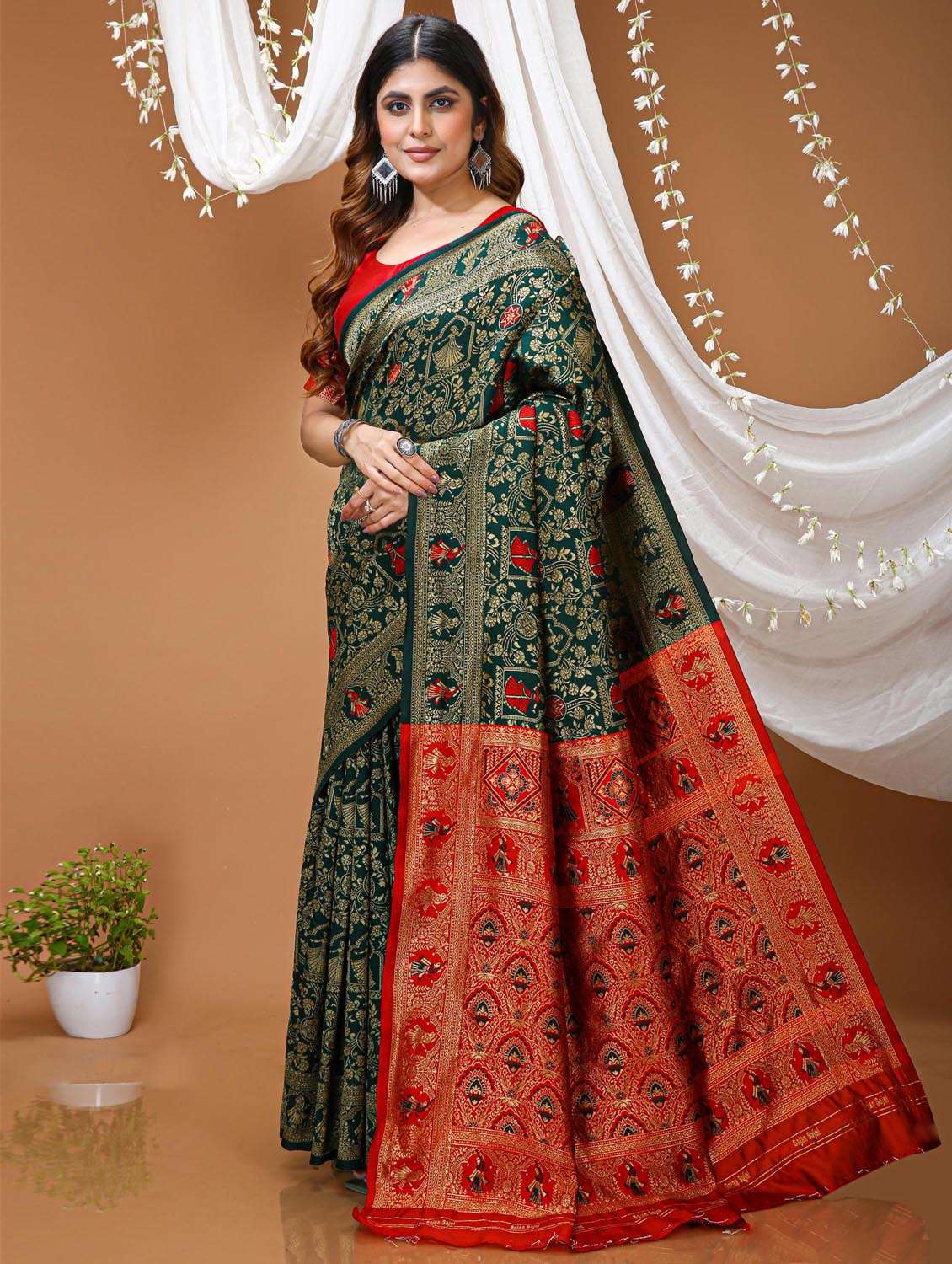 Women Self Design Banarasi Saree With Blouse - 22385599 -  Standard Image - 3