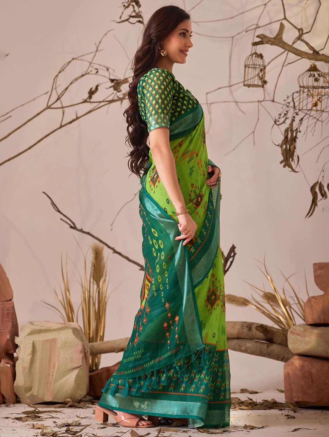 women printed handloom saree with blouse - 22388810 -  Standard Image - 3