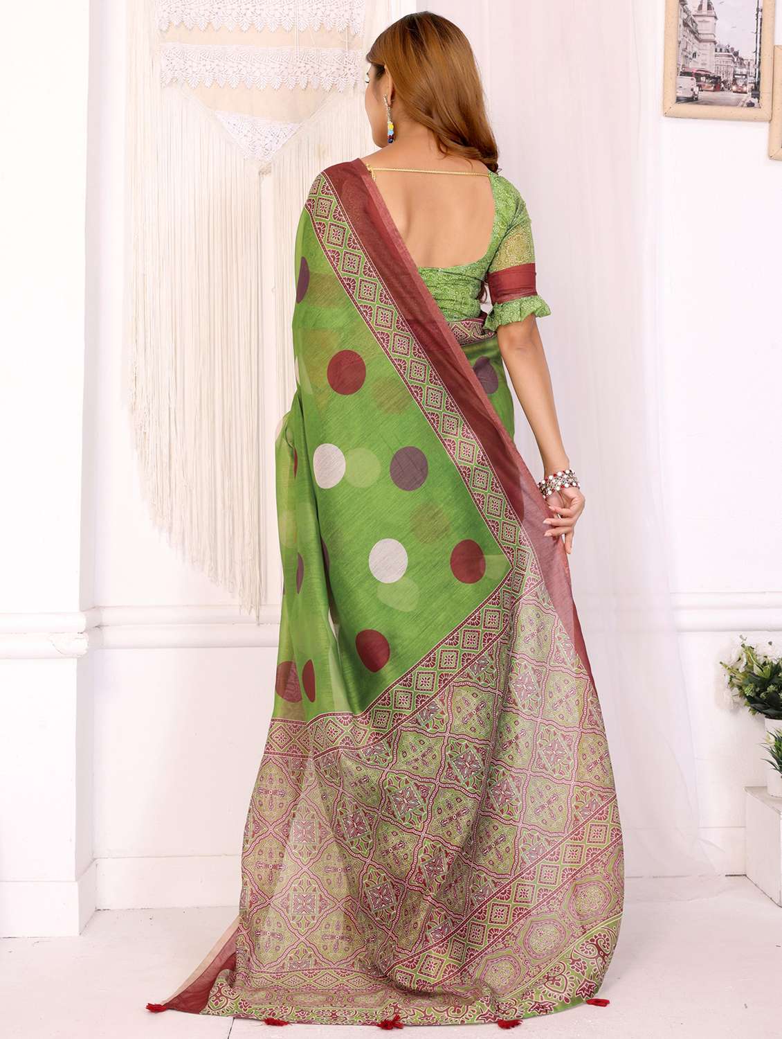 women printed casual wear saree with blouse - 22388969 -  Standard Image - 3