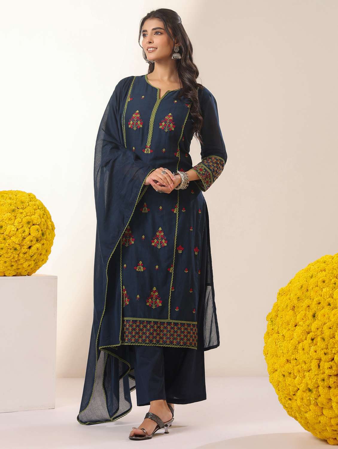 women solid with work notch neck kurta pant with dupatta set