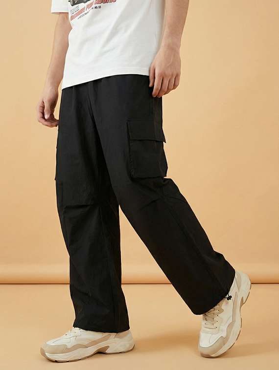 men solid high rise relaxed fit cargo