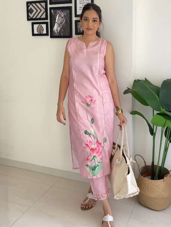 women floral printed sleeveless kurta pant set