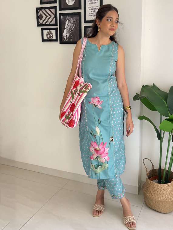 women floral printed sleeveless kurta pant set