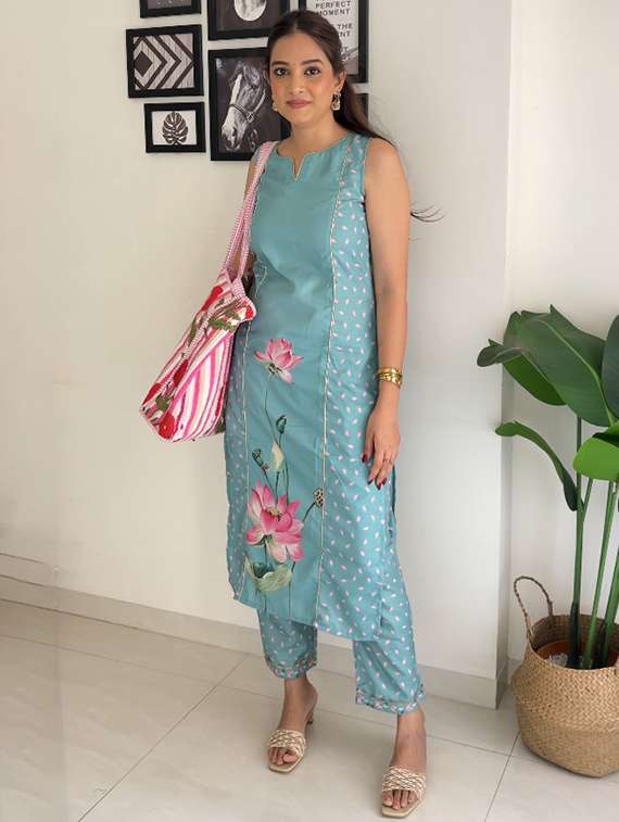 women floral printed sleeveless kurta pant set - 22392790 -  Standard Image - 3