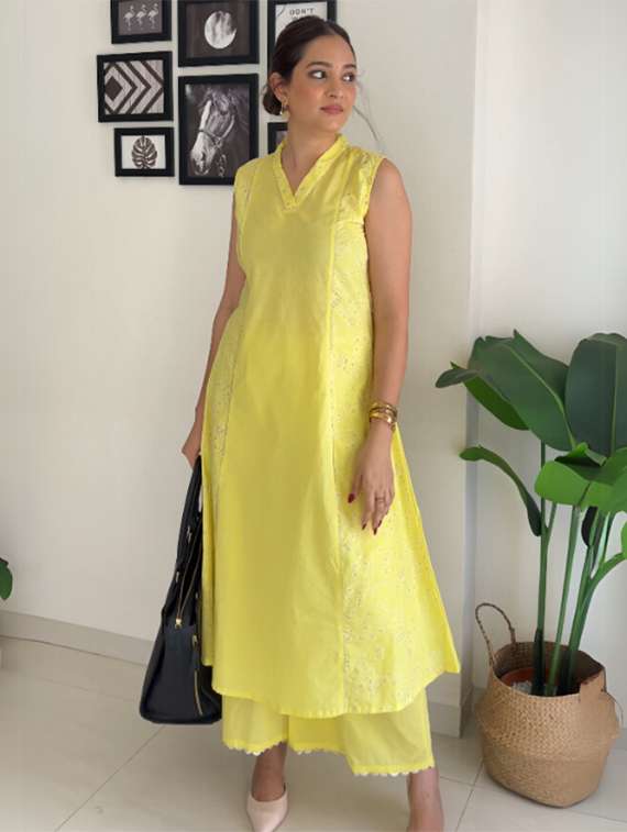 women printed sleeveless kurta palazzo set