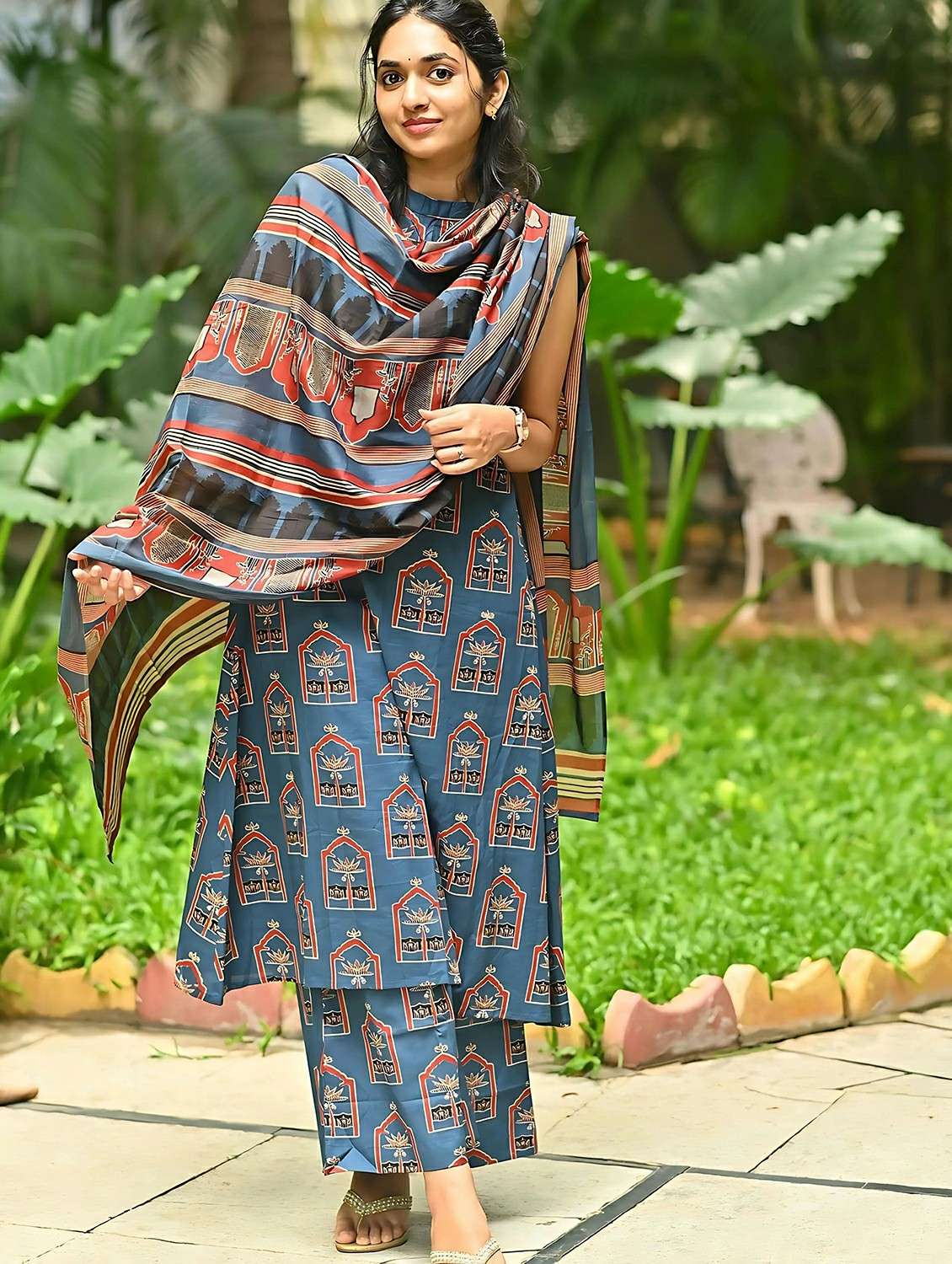 women printed sleeveless kurta palazzo with dupatta set