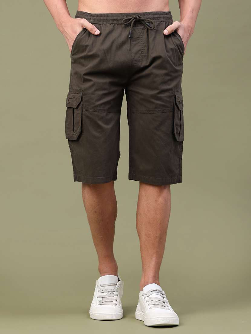 men solid mid rise regular fit three - fourth shorts