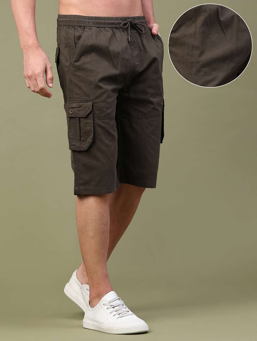Men Solid Mid Rise Regular Fit Three - Fourth Shorts - 22394686 -  Standard Image - 3