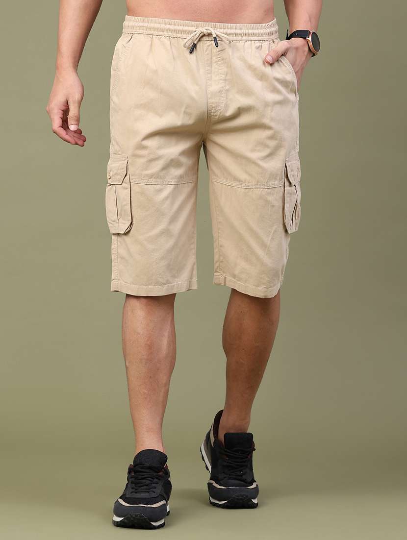 men solid mid rise regular fit three - fourth shorts