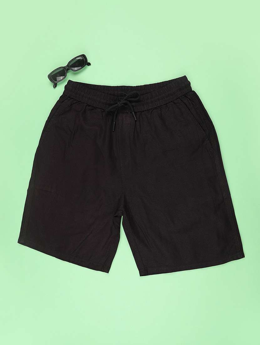 men solid mid rise regular shorts