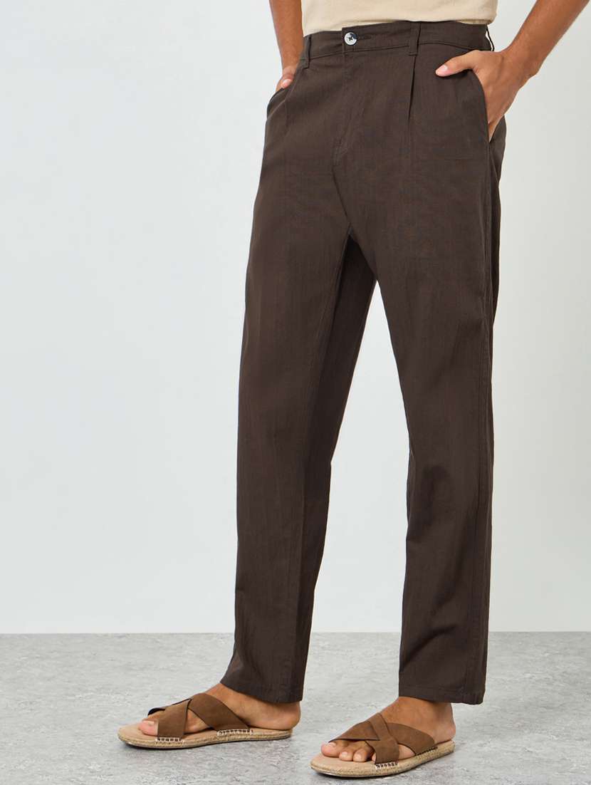 men solid mid rise pleated casual trouser