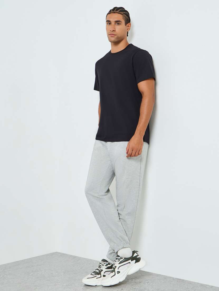 men solid mid rise relaxed fit jogger - 22394909 -  Standard Image - 3